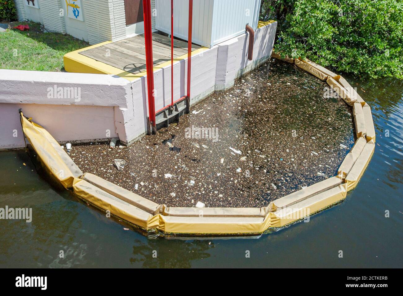 Florida Ft. Fort Lauderdale Verschmutzung Abfall, verschmutzte Wasserkanal Pumpstation schwimmende Containment Barriere, Stockfoto