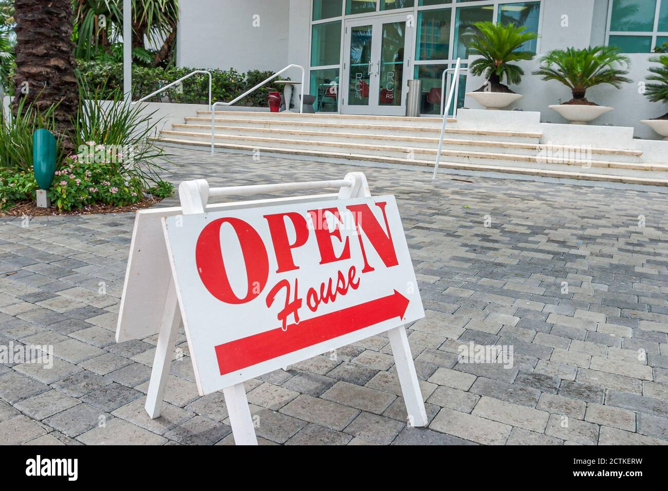 Miami Beach Florida, Open House Schild, neue Eigentumswohnungen Eigentumswohnungen Residenzen Wohnapartments Wohnung Wohnungen, Gebäude Gebäude Gebäude Immobilien, Stockfoto