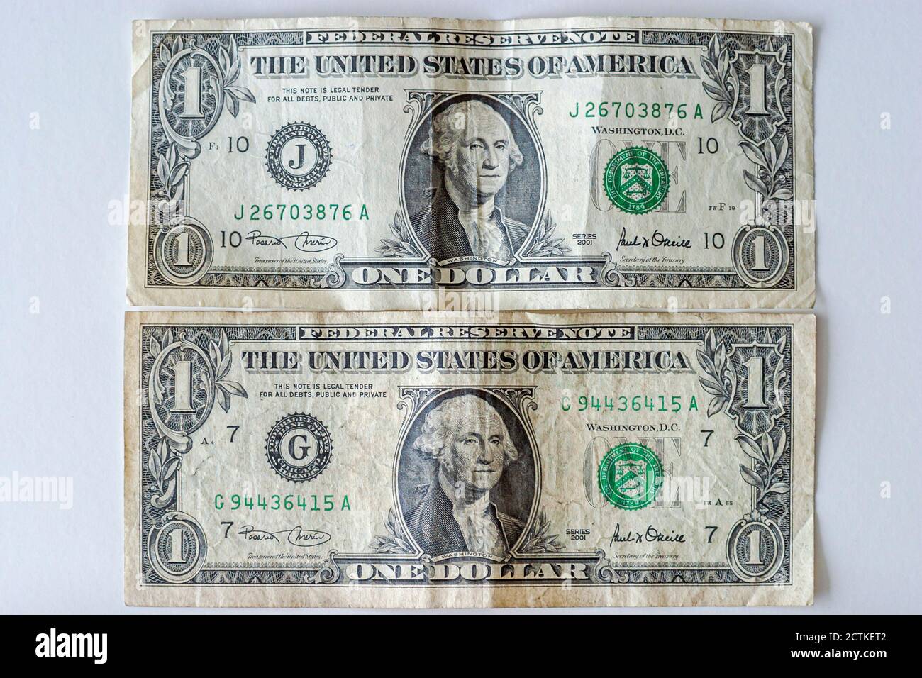 Zwei 2 getragene, gebrauchte umgelaufene 1-Dollar-Scheine, Papiergeld-Barwährung, Stockfoto