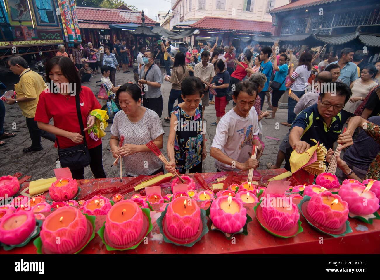 George Town, Penang/Malaysia - Jul 31 2018: Chinesische Anhänger verbrennen den Joss Stick vor dem Lotuskerzenlicht. Stockfoto