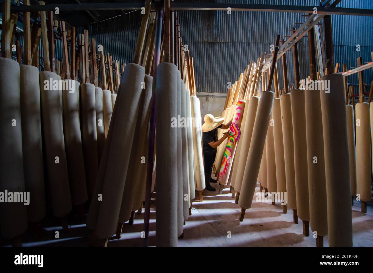 Kangar, Perlis/Malaysia - Okt 24 2018: Ein Drachenjoss-Stick-Hersteller malt die Farbe. Stockfoto