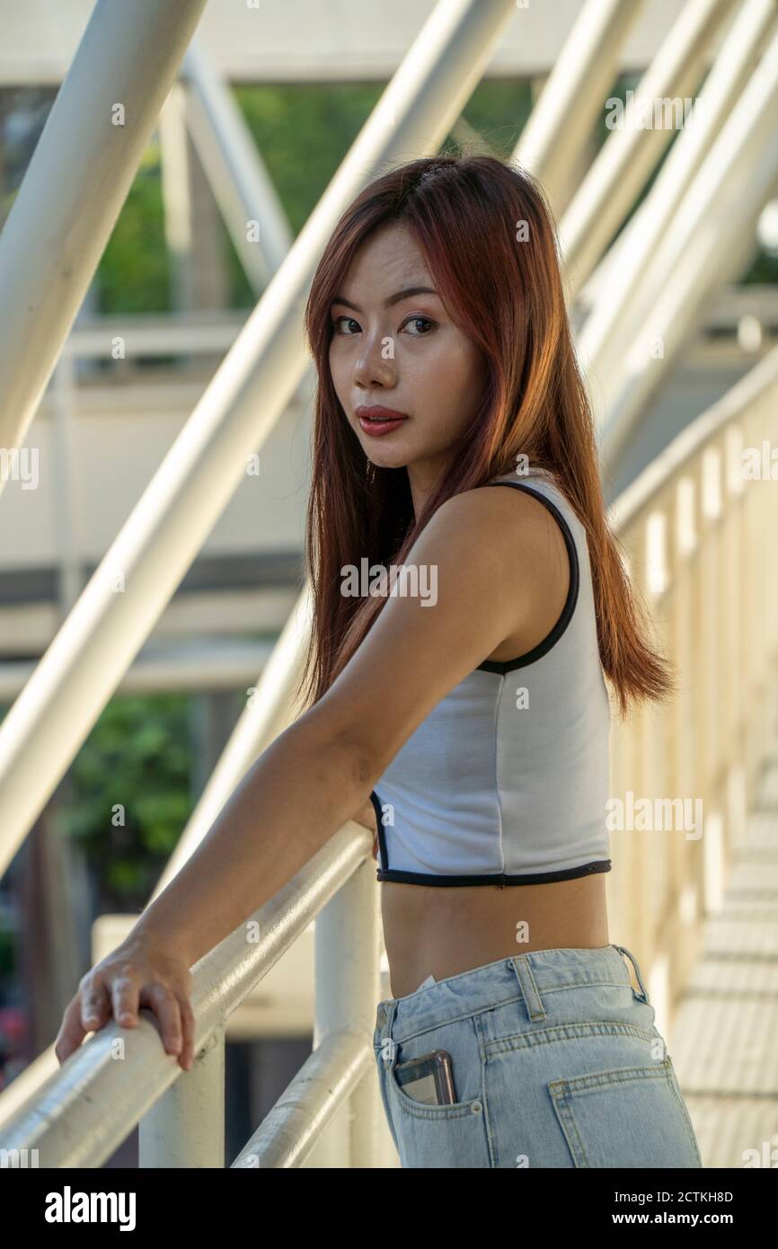 Asiatische Mädchen sieht besorgt Stockfoto