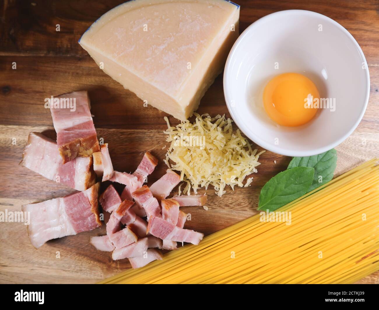 Carbonara Spaghetti Zutaten Pancetta, Eier, Parmesan Käse. Stockfoto