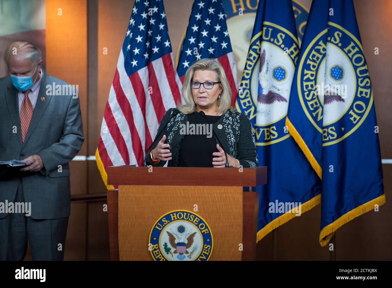 Die Vertreterin der Vereinigten Staaten, Liz Cheney (Republikanerin von Wyoming), bietet Kommentare und Fragen von Reportern an, während sie sich den GOP-Führern anschloss, um eine Pressekonferenz im US-Kapitol in Washington, DC, abzuhalten., Mittwoch, 23. September 2020. Kredit: Rod Lampey/CNP /MediaPunch Stockfoto