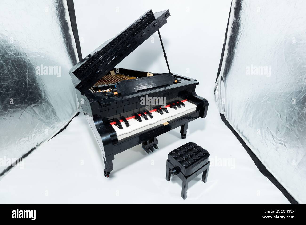 Das LEGO Piano Modell, das zur Ideas Series mit der Seriennummer 21323 gehört, wird am 1. August 2020 angezeigt. Das Modell, das sich aus über zusammensetzt Stockfoto