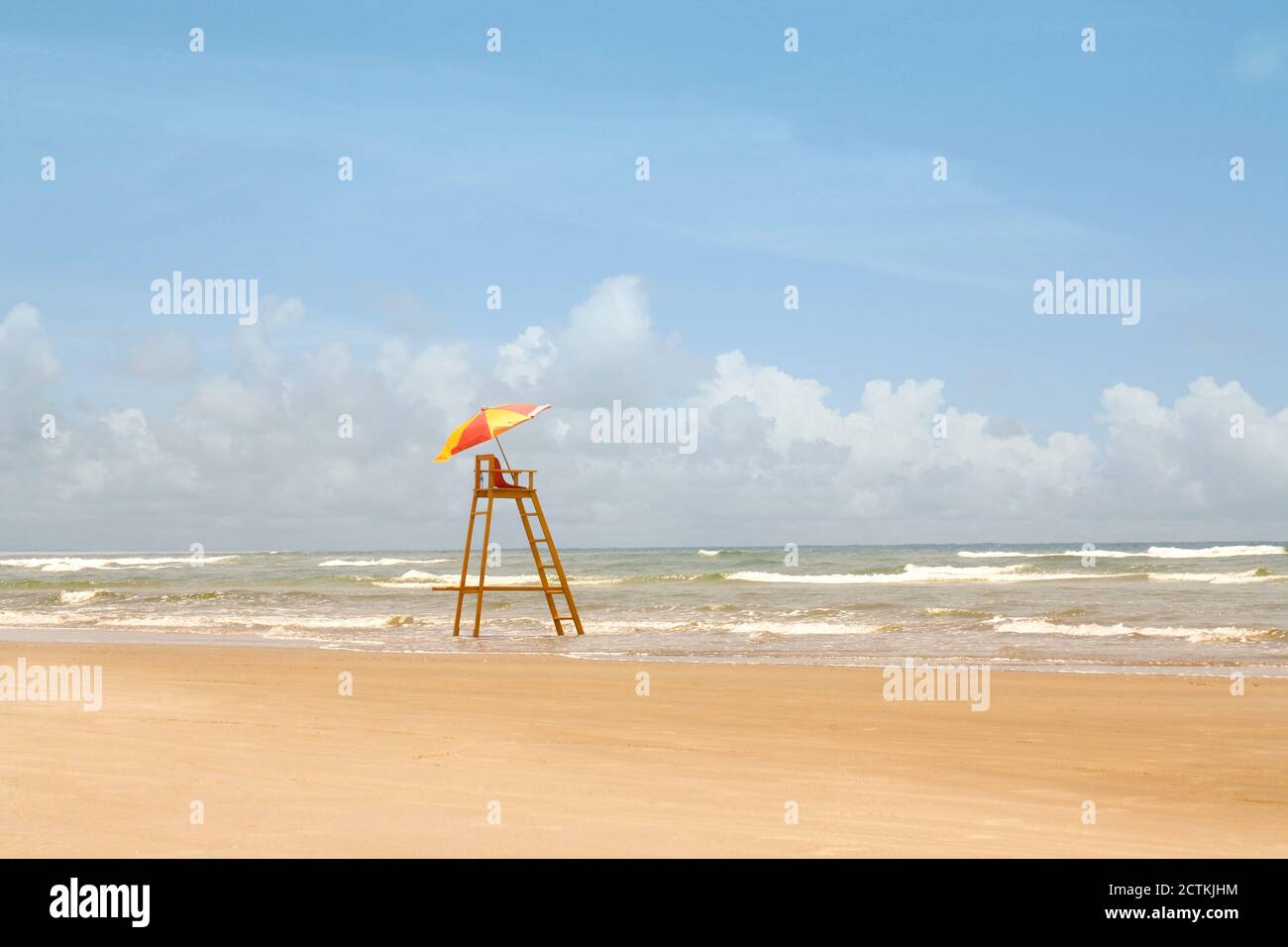 Bay Watch Chair am Strand in Brasilien. Leerer Rettungsschwimmer. Stockfoto