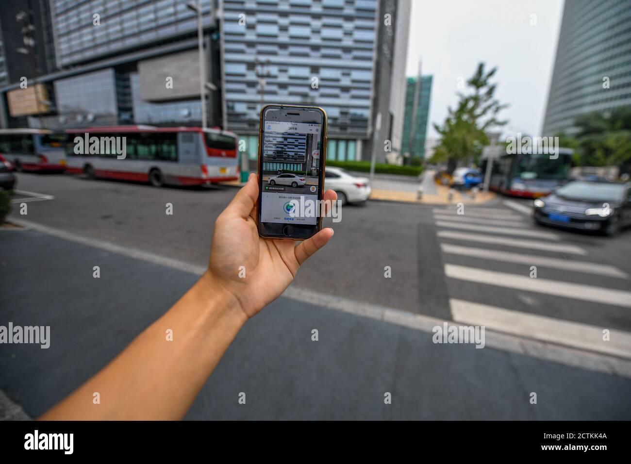 Ein Bürger nutzt WeChat Mini-Programm von Pekinger Verkehrsamt gestartet, um Verkehrsverletzung melden, Peking, China, 5. August 2020. *** Lokale Bildunterschrift ** Stockfoto