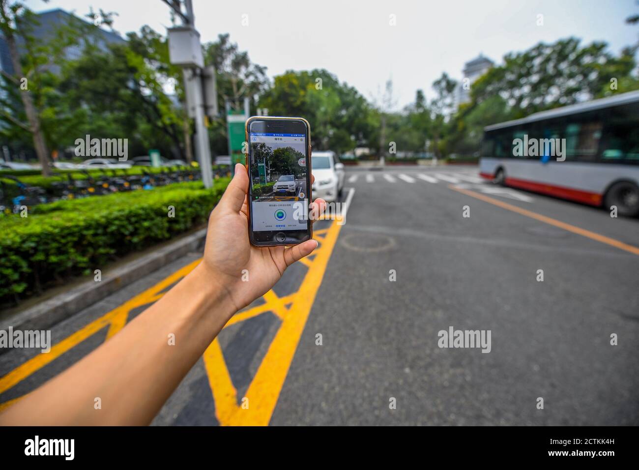 Ein Bürger nutzt WeChat Mini-Programm von Pekinger Verkehrsamt gestartet, um Verkehrsverletzung melden, Peking, China, 5. August 2020. *** Lokale Bildunterschrift ** Stockfoto