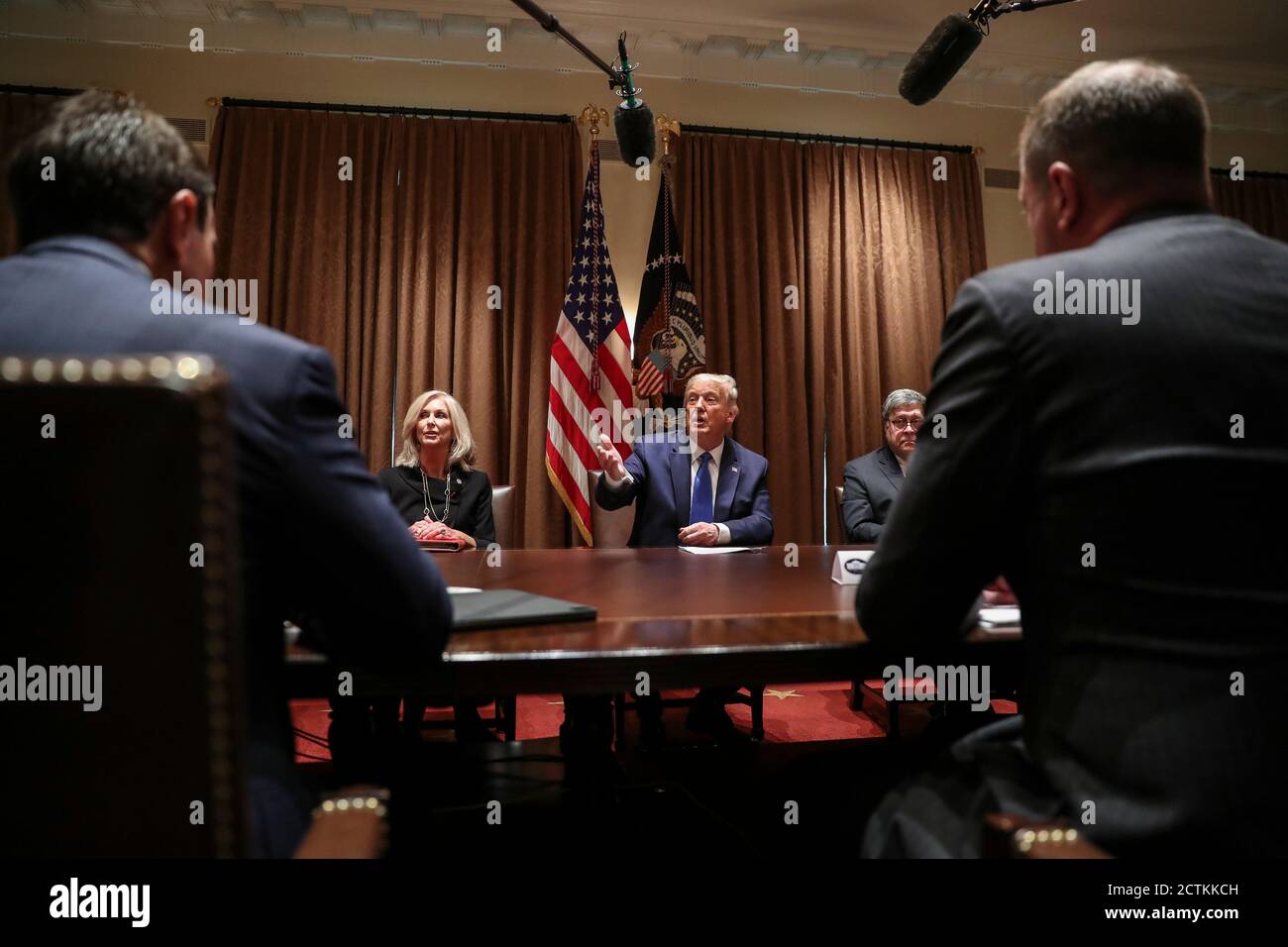 US-Präsident Donald J. Trump spricht am Mittwoch, 23. September 2020, im Kabinettsaal des Weißen Hauses in Washington, DC, während einer Diskussion mit den Generalstaatsanwälten über den Schutz der Verbraucher vor Missbrauch sozialer Medien. Rechts ist US-Generalstaatsanwalt William P. Barr und links ist Attorney General Lynn Fitch (Republikaner von Mississippi).Quelle: Oliver Contreras/Pool via CNP /MediaPunch Stockfoto