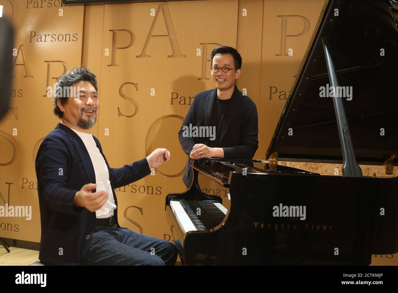 Die chinesischen Tenöre Wei Song, links, und Shi Yijie, rechts, singen während einer Talkshow, die vom chinesischen Moderator Cao Kefan, Shanghai, China, am 21. August 2020 veranstaltet wird. *** Lo Stockfoto