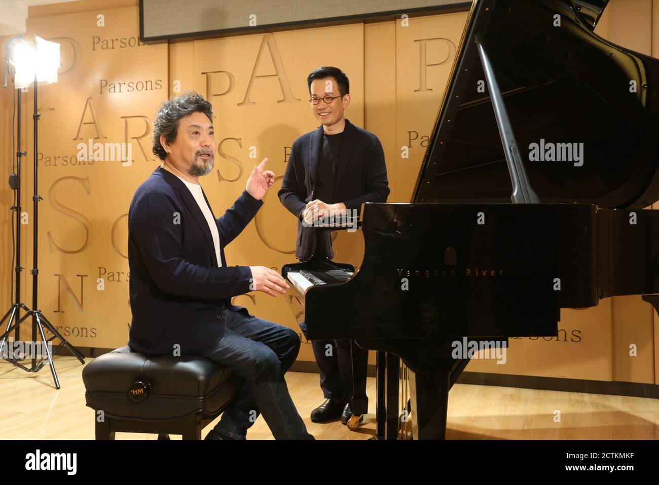 Die chinesischen Tenöre Wei Song, links, und Shi Yijie, rechts, singen während einer Talkshow, die vom chinesischen Moderator Cao Kefan, Shanghai, China, am 21. August 2020 veranstaltet wird. *** Lo Stockfoto