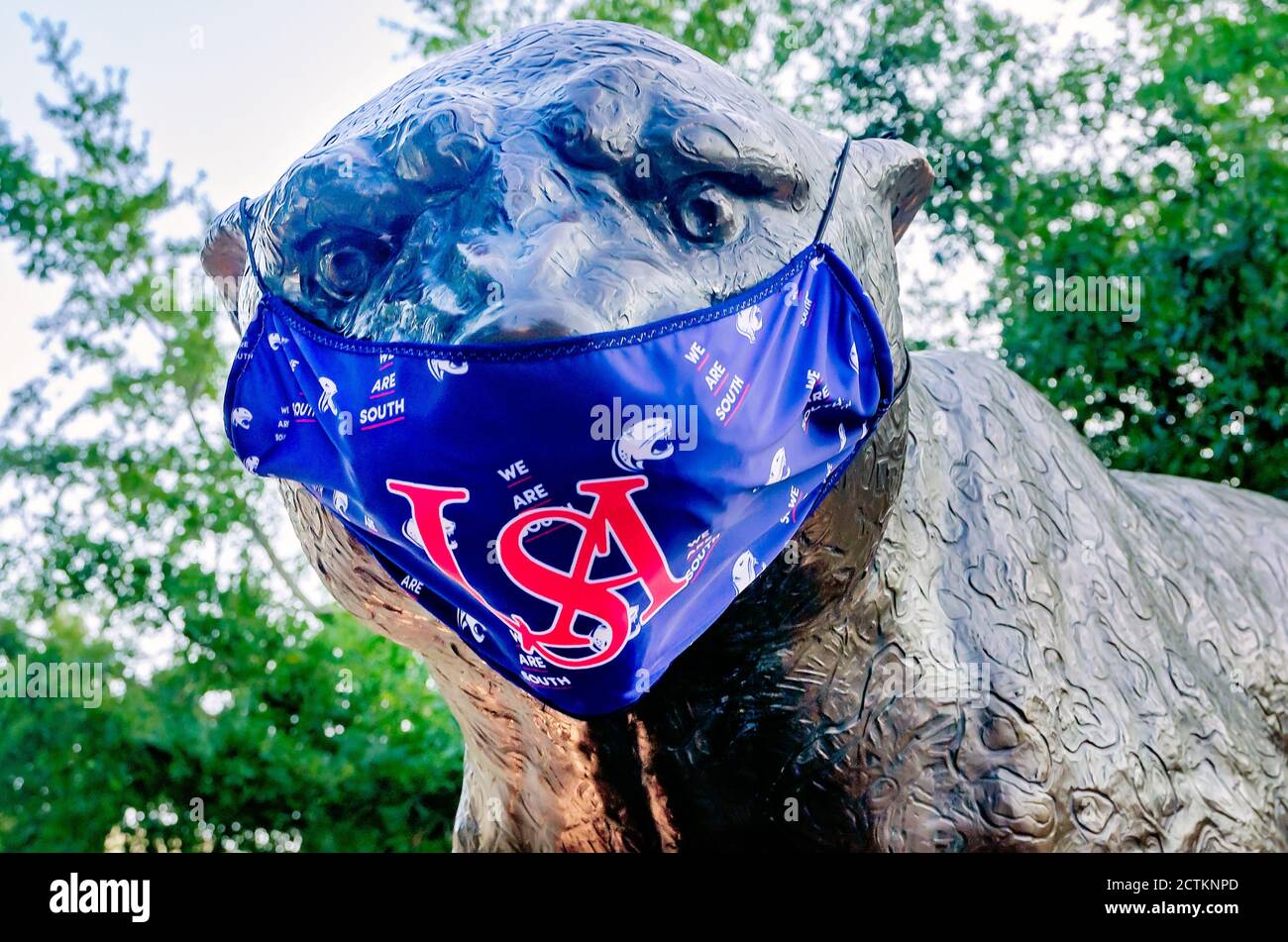 Das Maskottchen der University of South Alabama, der jaguar, trägt eine Maske, um COVID-19, 22. August 2020, in Mobile, Alabama zu verhindern. Stockfoto