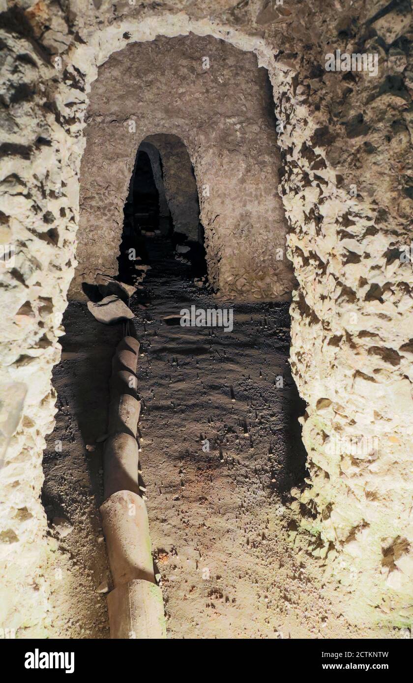 Todi, Umbrien, Italien. Die römischen Zisternen, eine feine Arbeit der Wassertechnik, um Wasser auf den Hügel zu liefern, sind Teil einer beeindruckenden unterirdischen Tour Stockfoto
