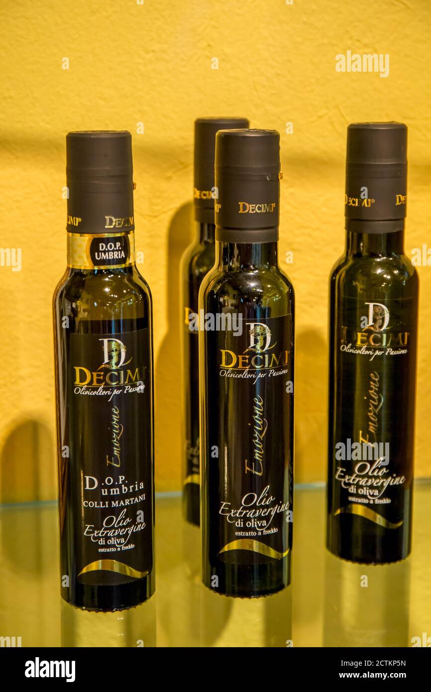 Bettona, Umbrien, Italien. Flaschen von nativem Olivenöl Extra, hergestellt von der Firma Decimi, in seinem Showroom gesehen. Es ist ein 100% italienisches Öl von hoher se Stockfoto