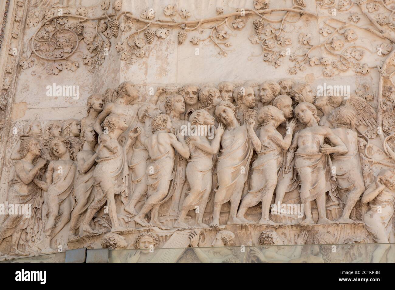 Orvieto, Region Umbrien, Italien. façade der Kathedrale von Orvieto (duomo) mit dem "Jüngsten Gericht", wo die Seligen ins Paradies geführt werden. Stockfoto