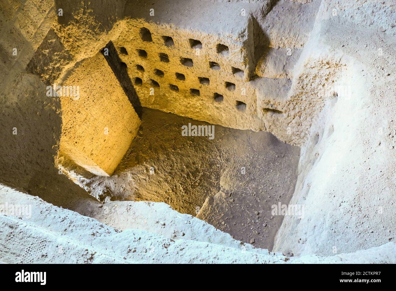 Orvieto, Region Umbrien, Italien. Die Stadt liegt auf einem riesigen unterirdischen Netz von Höhlen, Brunnen und Tunneln aus der etruskischen Zeit. Führungen durch das Mittelalter Stockfoto