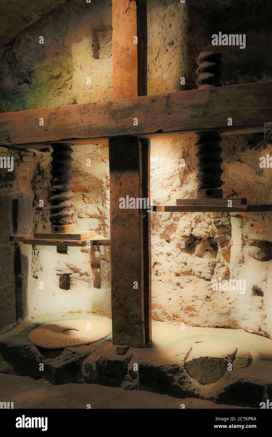 Orvieto, Region Umbrien, Italien. Die Stadt liegt auf einem riesigen unterirdischen Netz von Höhlen, Brunnen und Tunneln aus der etruskischen Zeit. Führungen durch das Mittelalter Stockfoto