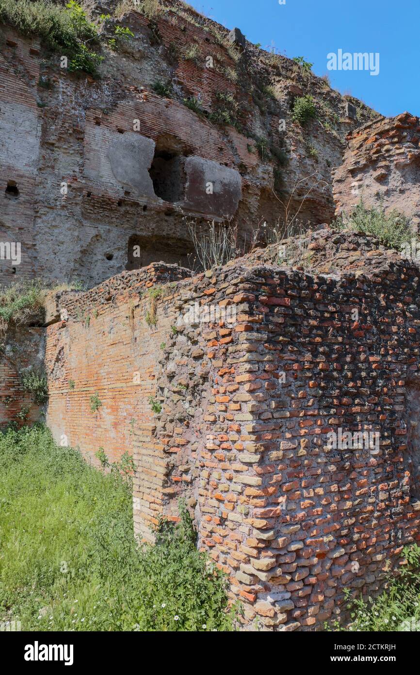 Rom, Latium, Italien. Römische Ruinen in der Nähe des Kolosseums. Stockfoto