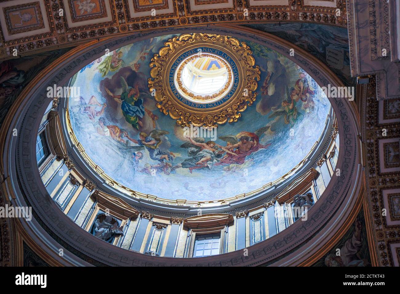 Vatikanstadt, Europa. Innenansicht einer kleineren Kuppel im Petersdom. Gebaut in 1600er Jahren. (Nur für redaktionelle Zwecke) Stockfoto