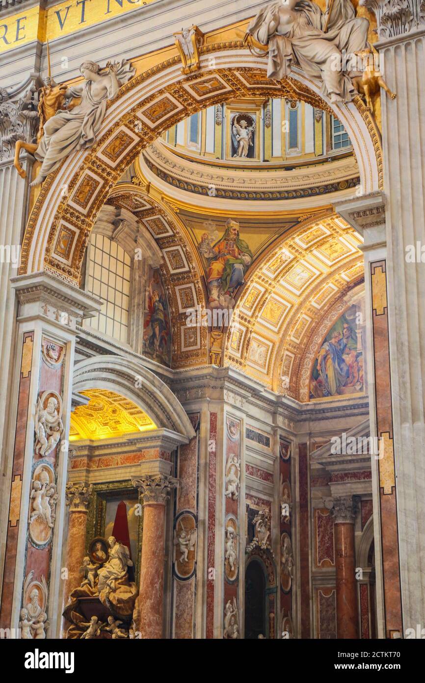 Vatikanstadt, Europa. Innenraum des Petersdoms. (Nur für redaktionelle Zwecke) Stockfoto