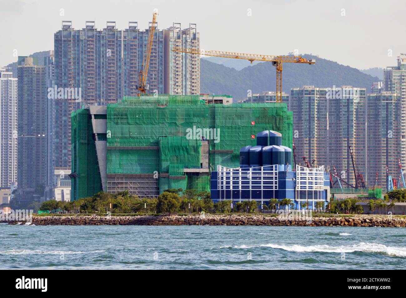 Bau des Hong Kong Palace Museum, West Kowloon Cultural District, im September 2020. Blaues Gebäude ist Western Harbour Crossing Tunnel Schlot. Stockfoto