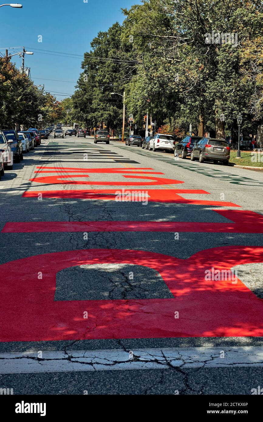 Ein Wandgemälde auf der Straße zur Unterstützung der Bewegung Black Lives Matter malte High Street in Chestertown, MD, nach der Verabschiedung einer Anti-Rassismus-Resolution. Stockfoto