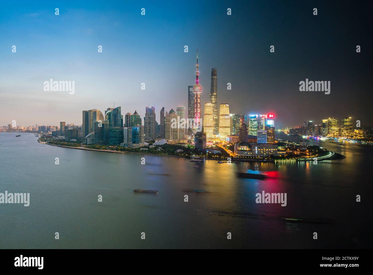 Pudong-Gebiet von Shanghai von sunet bis Nacht Stockfoto