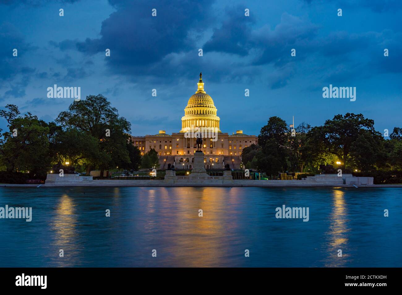 Kapitol der Vereinigten Staaten in Washington DC bei Nacht Stockfoto