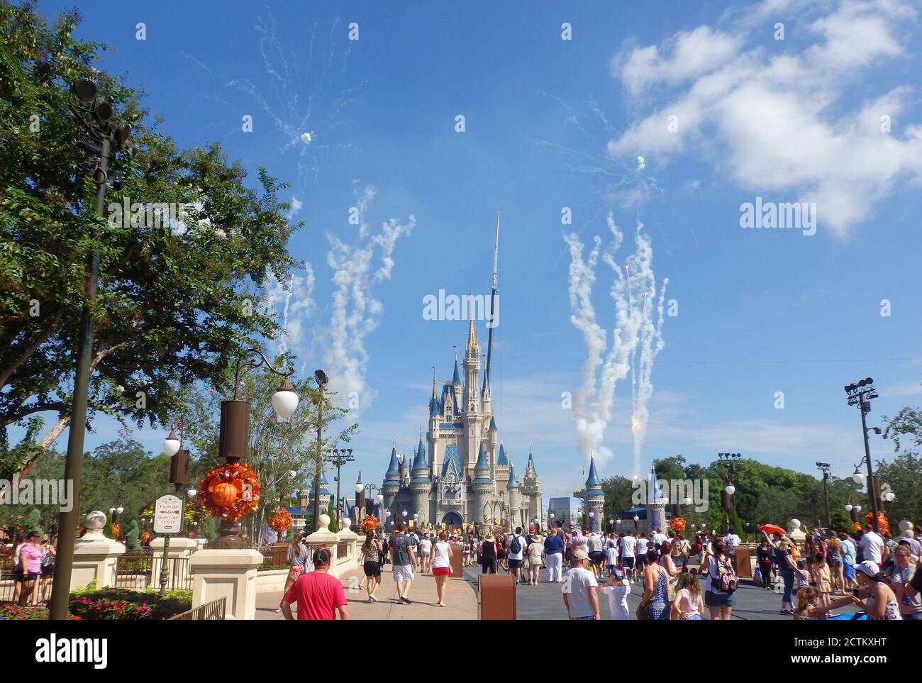 Cinderella Castle und tagsüber Feuerwerk, Walt Disney World, Orlando, Florida, USA Stockfoto
