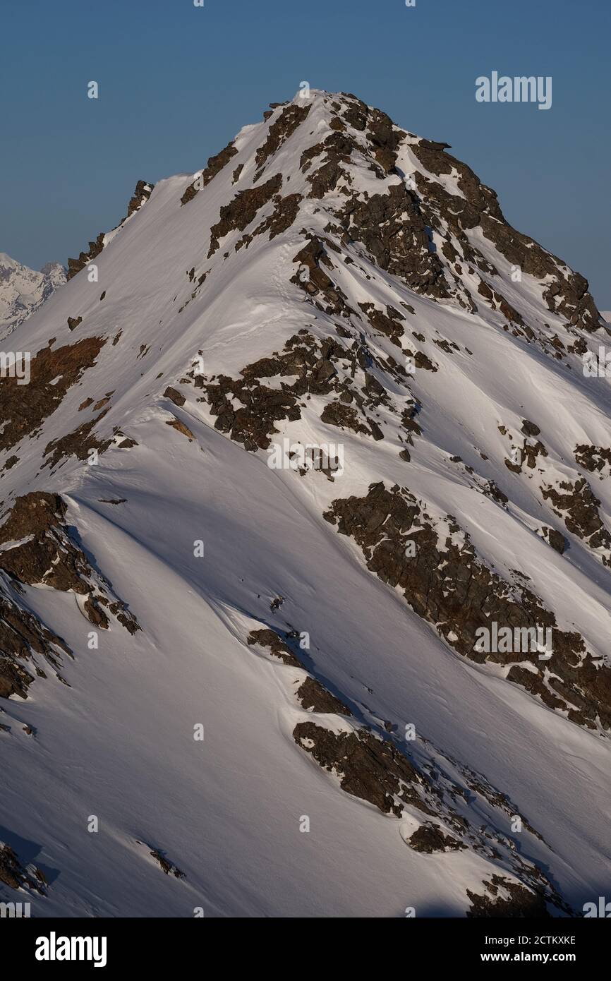 Namenloser Gipfel in der Nähe des Terrarossa-Passes in der Simplon-Region, Schweiz Stockfoto