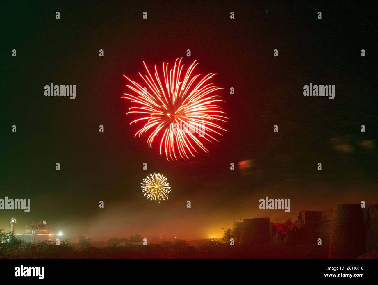 Nachtlandschaftsfotografie mit Sternen und Mondlicht von Pakistan Stockfoto