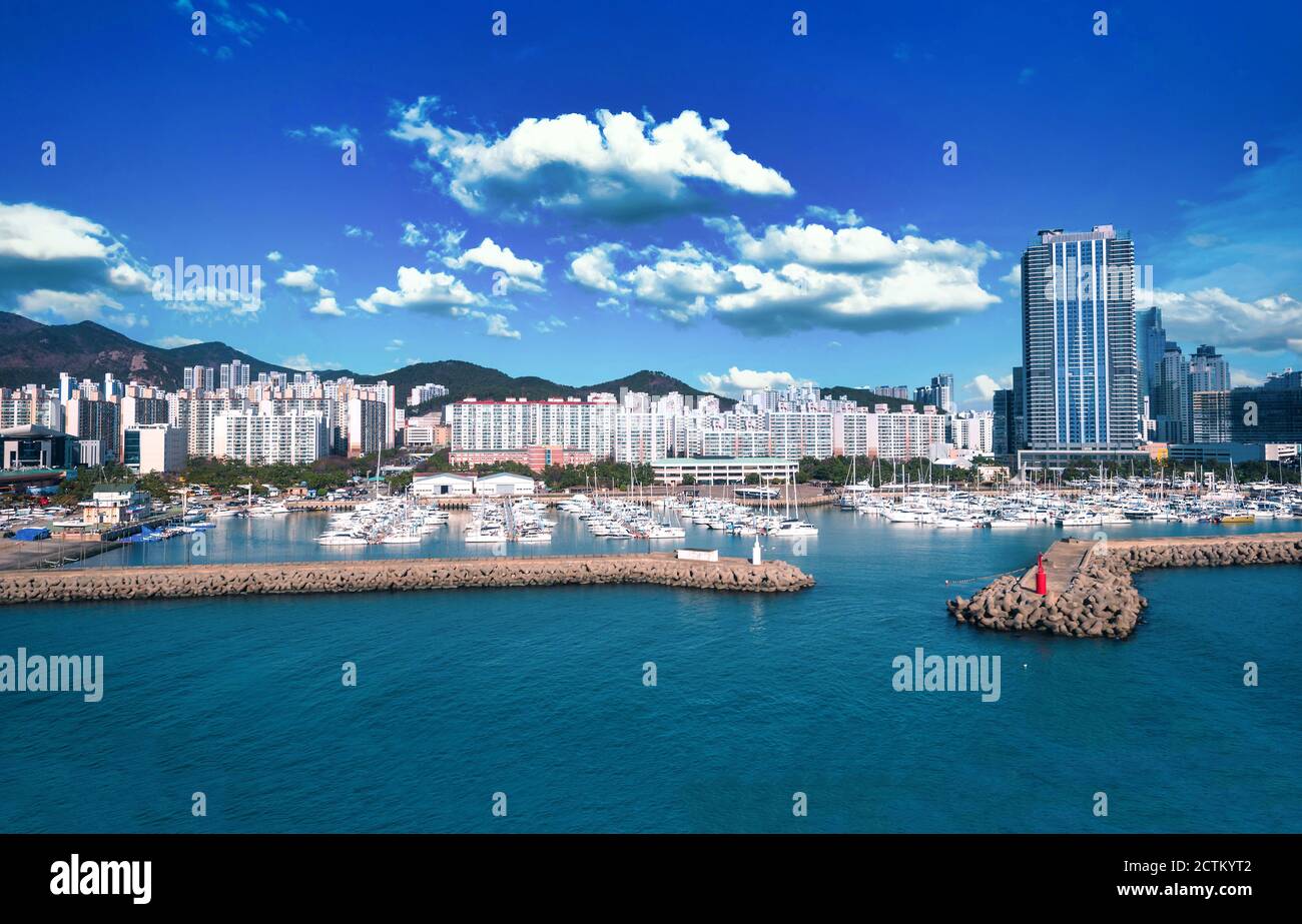 Haeundae I Park Marina und Gwangalli Beach mit Yacht Pier am Tag in Busan, Südkorea. Stockfoto