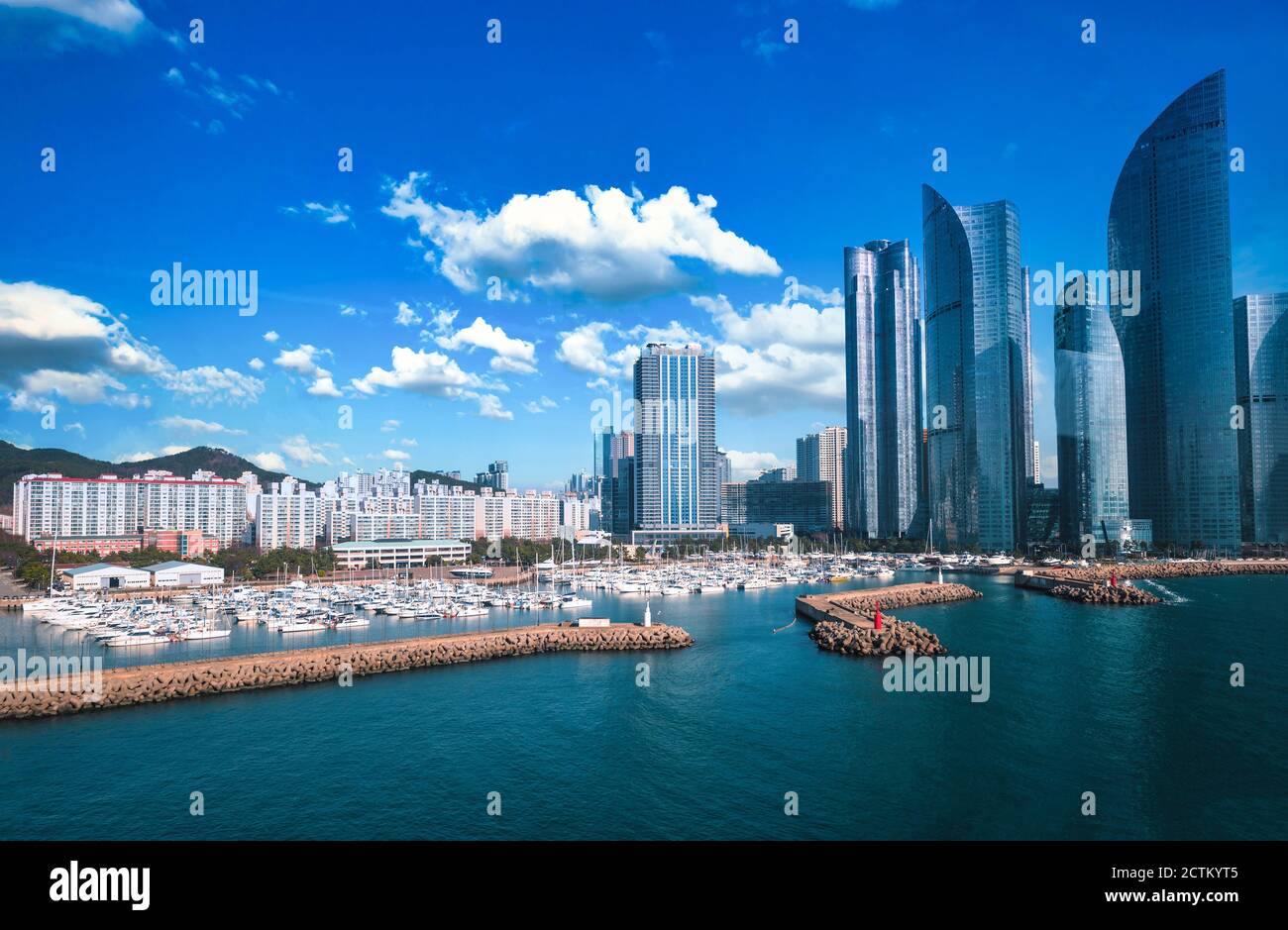Haeundae I Park Marina und Gwangalli Beach mit Yacht Pier am Tag in Busan, Südkorea. Stockfoto