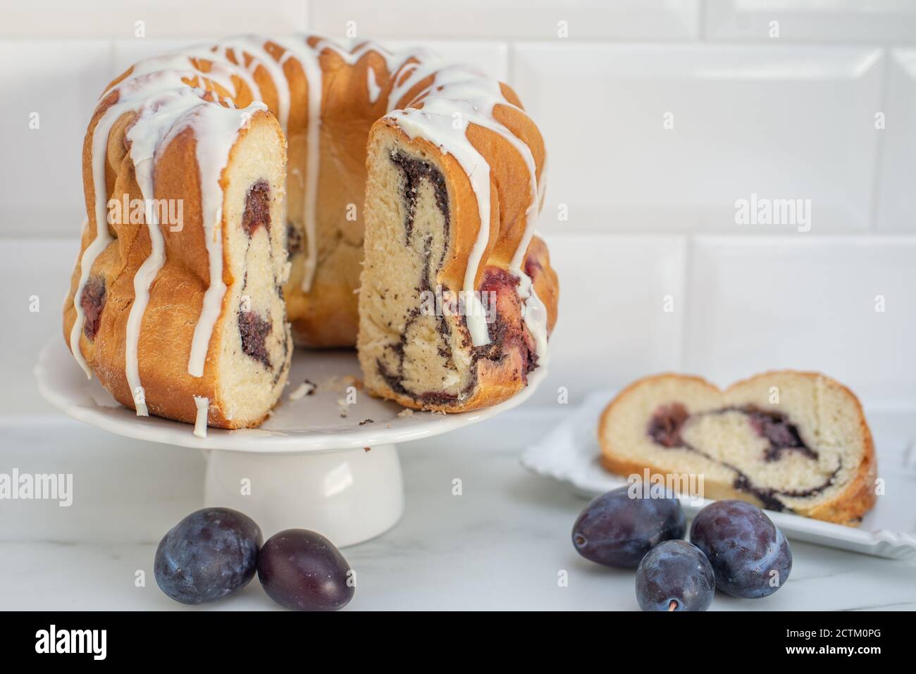 Typisch deutscher Mohn Pflaume Gugelhupf Kuchen auf einem Tisch Stockfoto