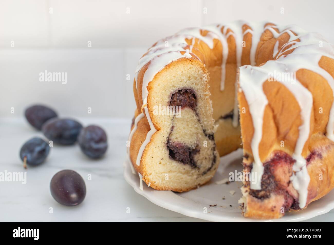 Typisch deutscher Mohn Pflaume Gugelhupf Kuchen auf einem Tisch Stockfoto