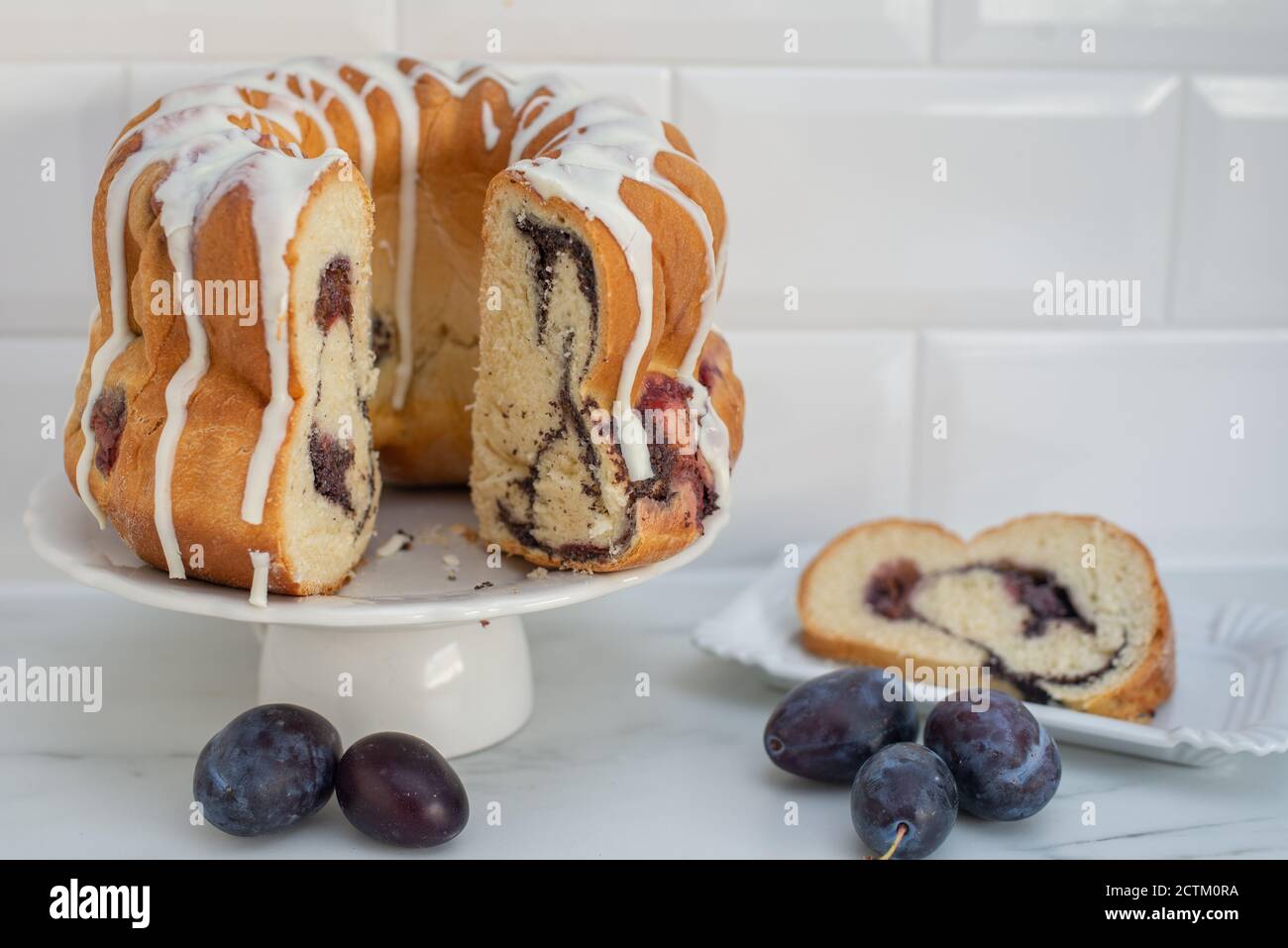 Typisch deutscher Mohn Pflaume Gugelhupf Kuchen auf einem Tisch Stockfoto