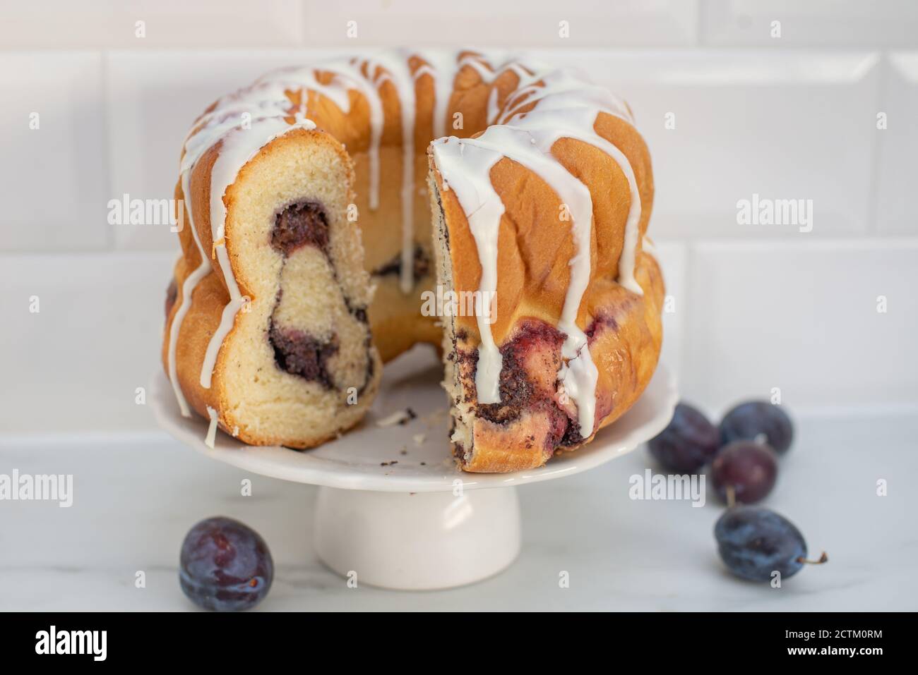 Typisch deutscher Mohn Pflaume Gugelhupf Kuchen auf einem Tisch Stockfoto