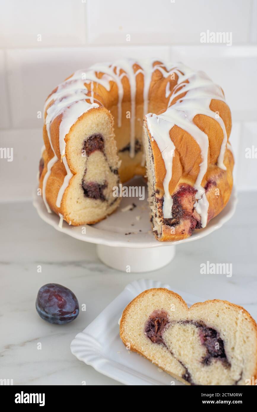 Typisch deutscher Mohn Pflaume Gugelhupf Kuchen auf einem Tisch Stockfoto