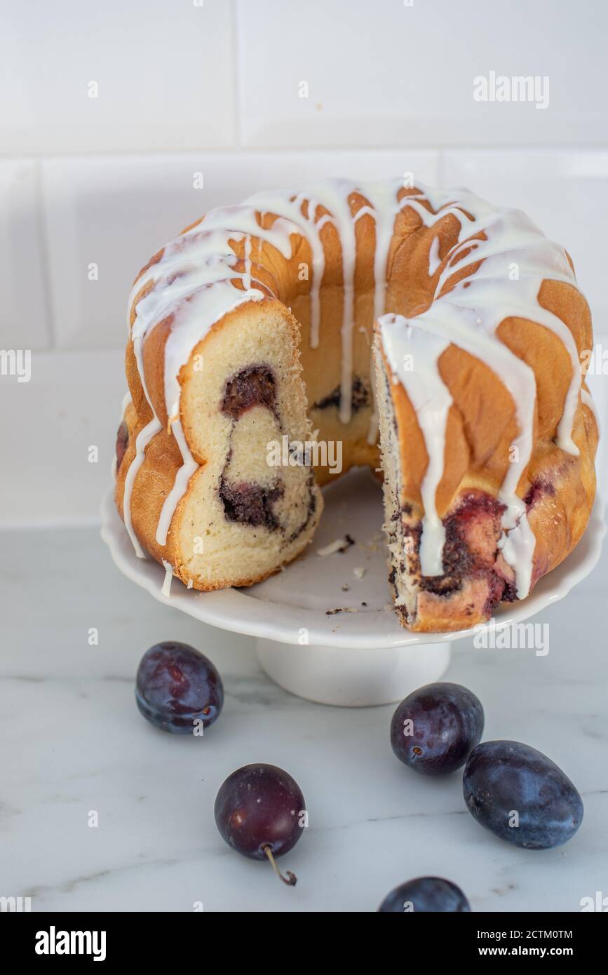 Typisch deutscher Mohn Pflaume Gugelhupf Kuchen auf einem Tisch Stockfoto