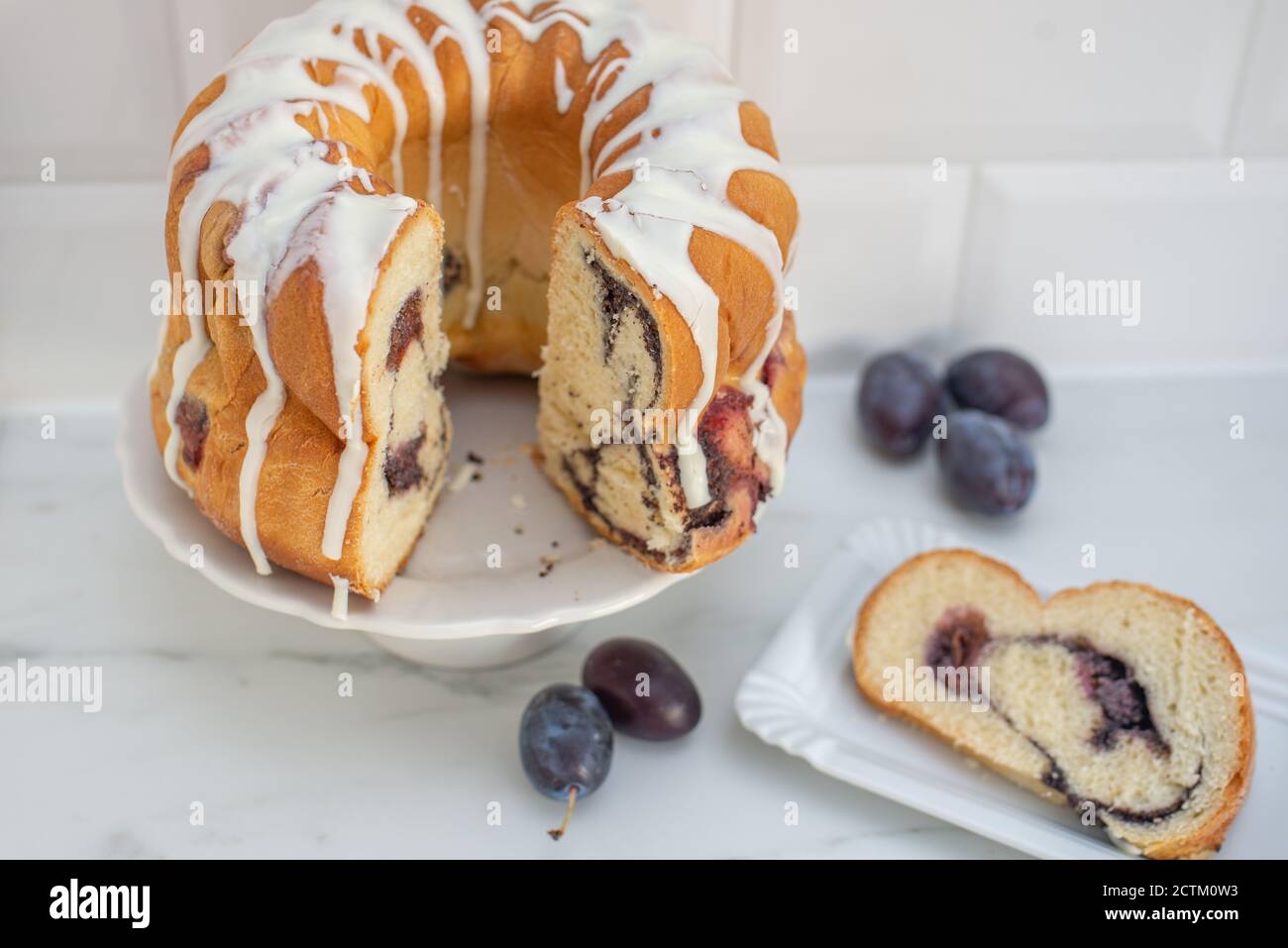 Typisch deutscher Mohn Pflaume Gugelhupf Kuchen auf einem Tisch Stockfoto