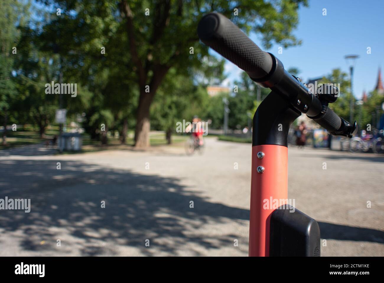 Tampere, Finnland - 26. JULI 2019. Eine Silhouette einer allein fahrenden Radfahrerin im öffentlichen Park an einem sonnigen Sommertag. Stockfoto