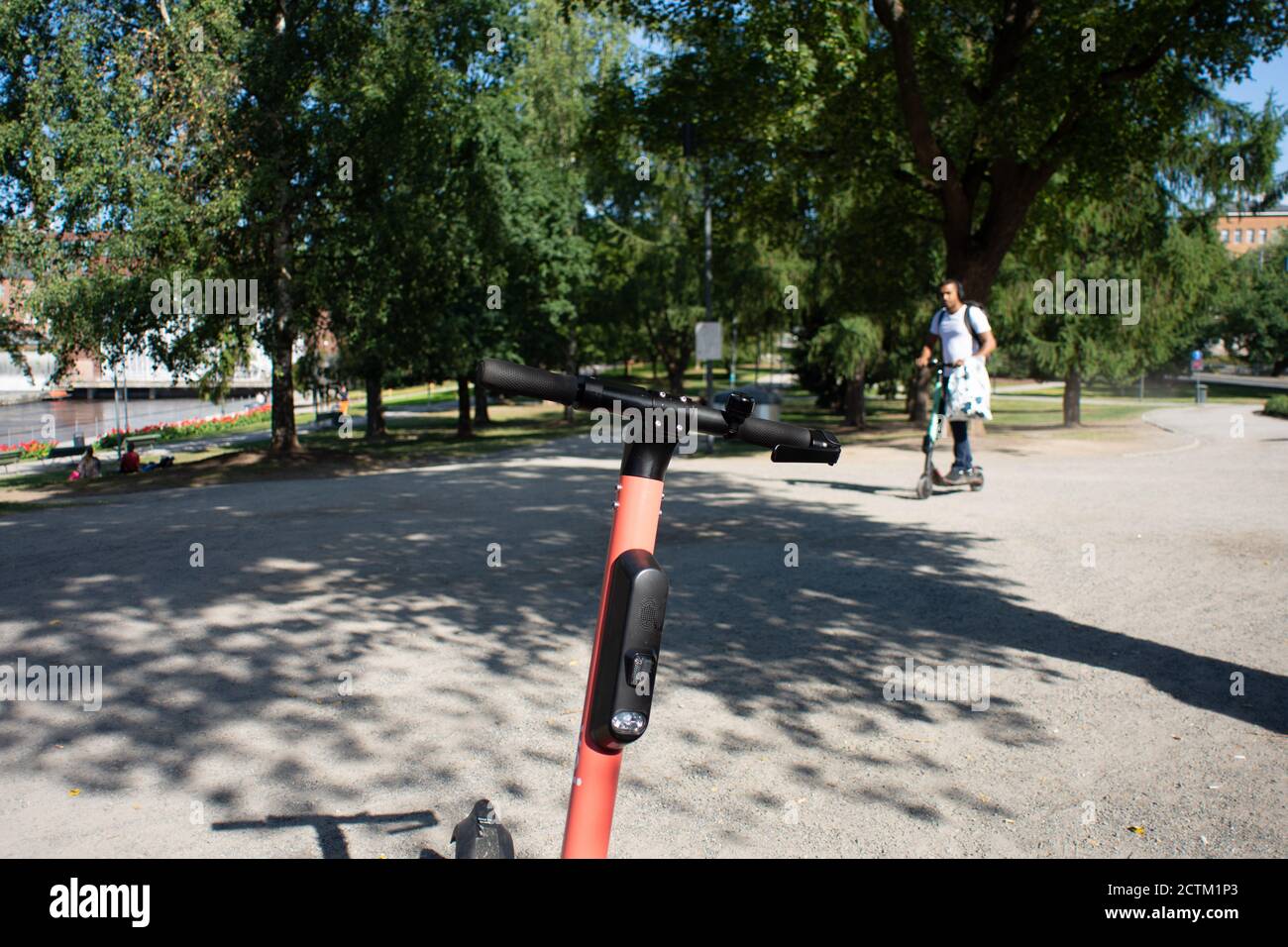 Tampere, Finnland - 26. JULI 2019. Ein allein fahrend Mann ein Elektroroller im öffentlichen Park an einem sonnigen Sommertag. Stockfoto