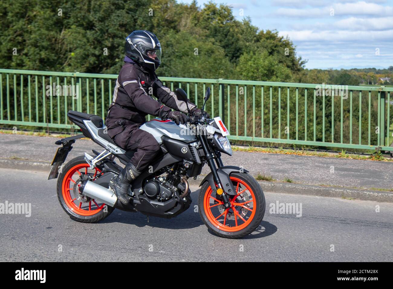 Yamaha MT 125 ABS; Motorradfahrer; Zweiradtransport, Motorräder, Fahrzeug, Straßen, Motorräder, Motorradfahrer fahren in Chorley, UK Stockfoto