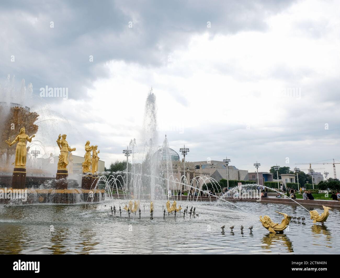 Brunnen Freundschaft der Völker im All-Russian Exhibition Centre All-Russian Exhibition Centre, ehemalige Ausstellung der Leistungen des National Econo Stockfoto