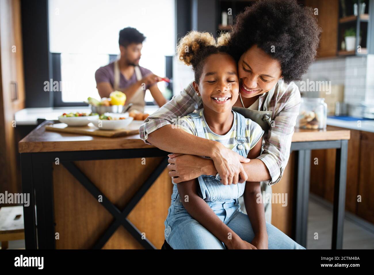 Glückliche Familie Vorbereitung gesundes Essen in der Küche zusammen Stockfoto