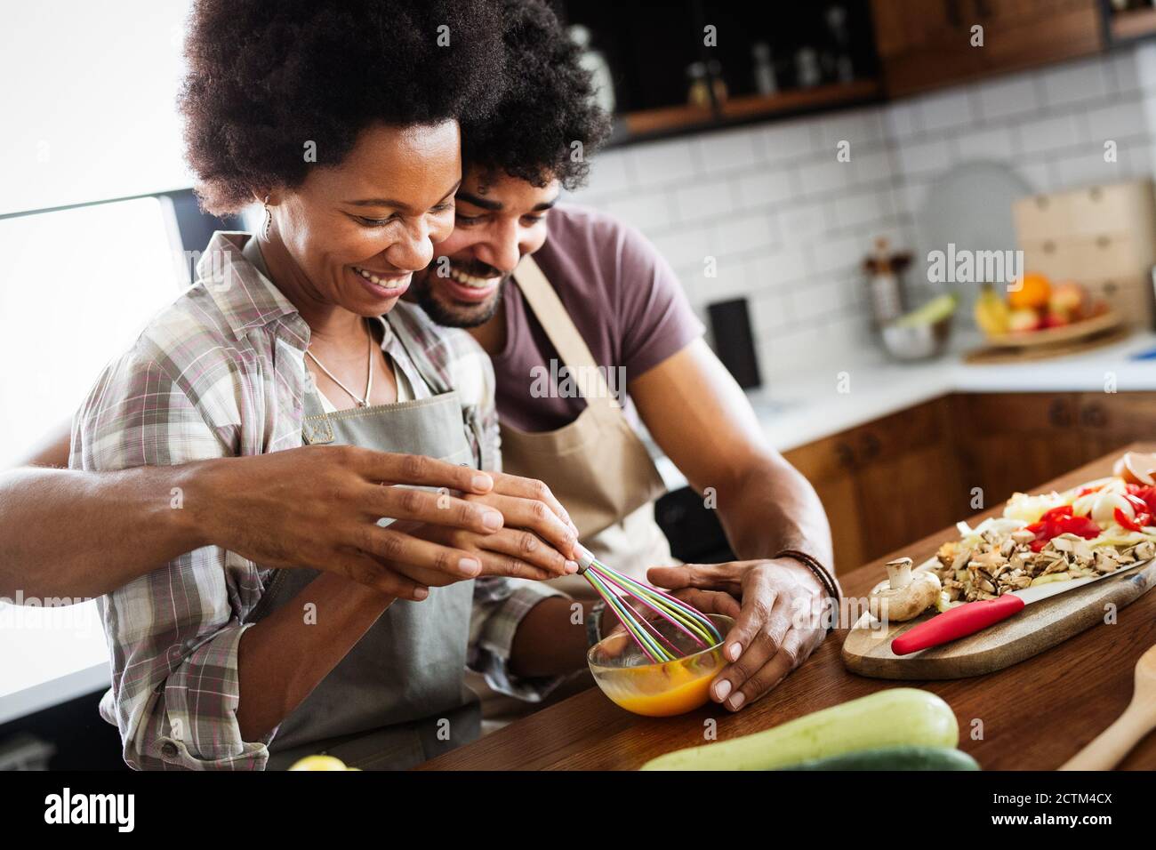 Glückliches junges Paar kochen gemeinsam in der Küche zu Hause. Stockfoto