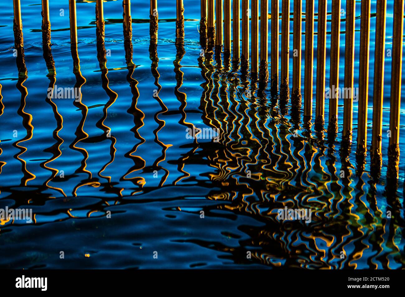 Messingbars im Hafen von Sydney mit abstrakten Reflexionen Stockfoto