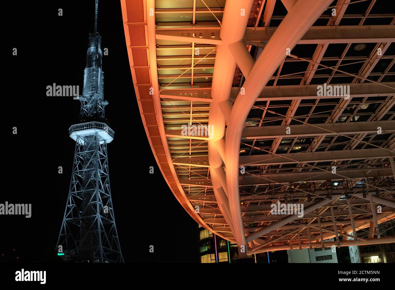 Der Mirai Tower und ein Teil des Oasis 21 Einkaufszentrums in Nagoya, Japan. Stockfoto