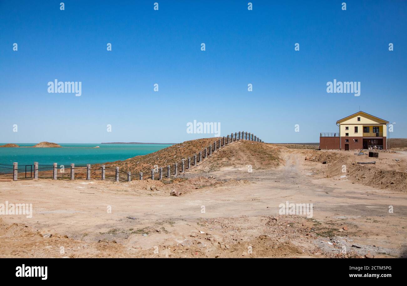 Mynaral, Region Jambyl, Kasachstan: Zementwerk von Jambyl. Blick auf den Balkhash See und die Inseln. Neues Haus für Zementarbeiter an der Küste. Stockfoto