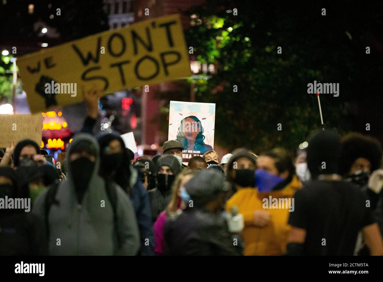 Seattle, Wa, Washington, USA. September 2020. Protestierende marschieren zum Gedenken an Breonna Taylor in Seattle, Washington, 23. September 2020. Heute wurden Polizisten in Louisville, die Taylor im vergangenen März während eines No-Knock-Haftbefehls erschossen und getötet haben, nicht von einer Grand Jury angeklagt. Quelle: Karen Ducey/ZUMA Wire/Alamy Live News Stockfoto